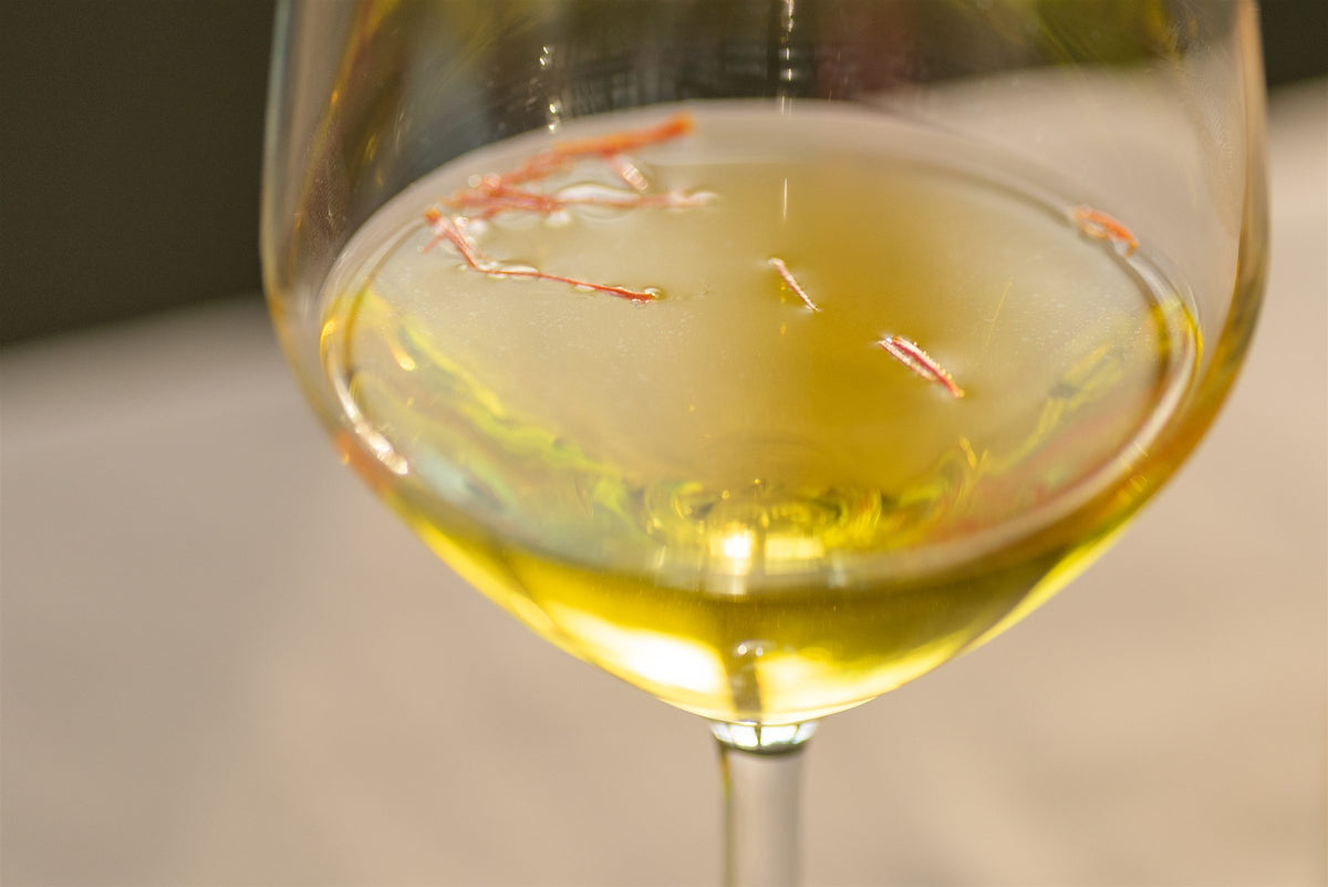 Calice di prosecco con fili di zafferano