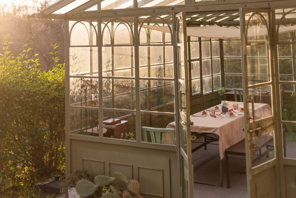 La veranda con la tavola apparecchiata