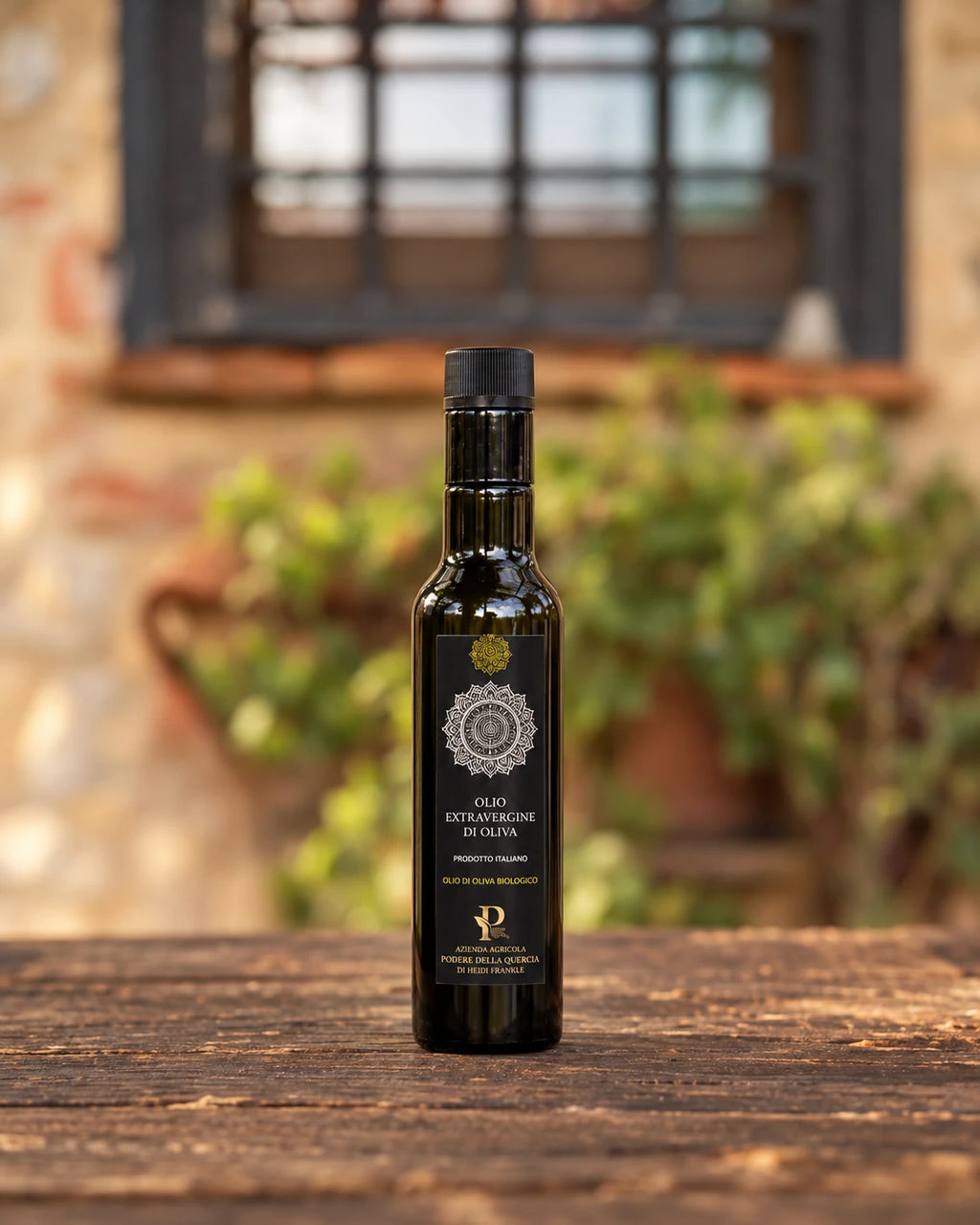 Bottiglia da 0,25 l di olio extravergine biologico davanti al casale